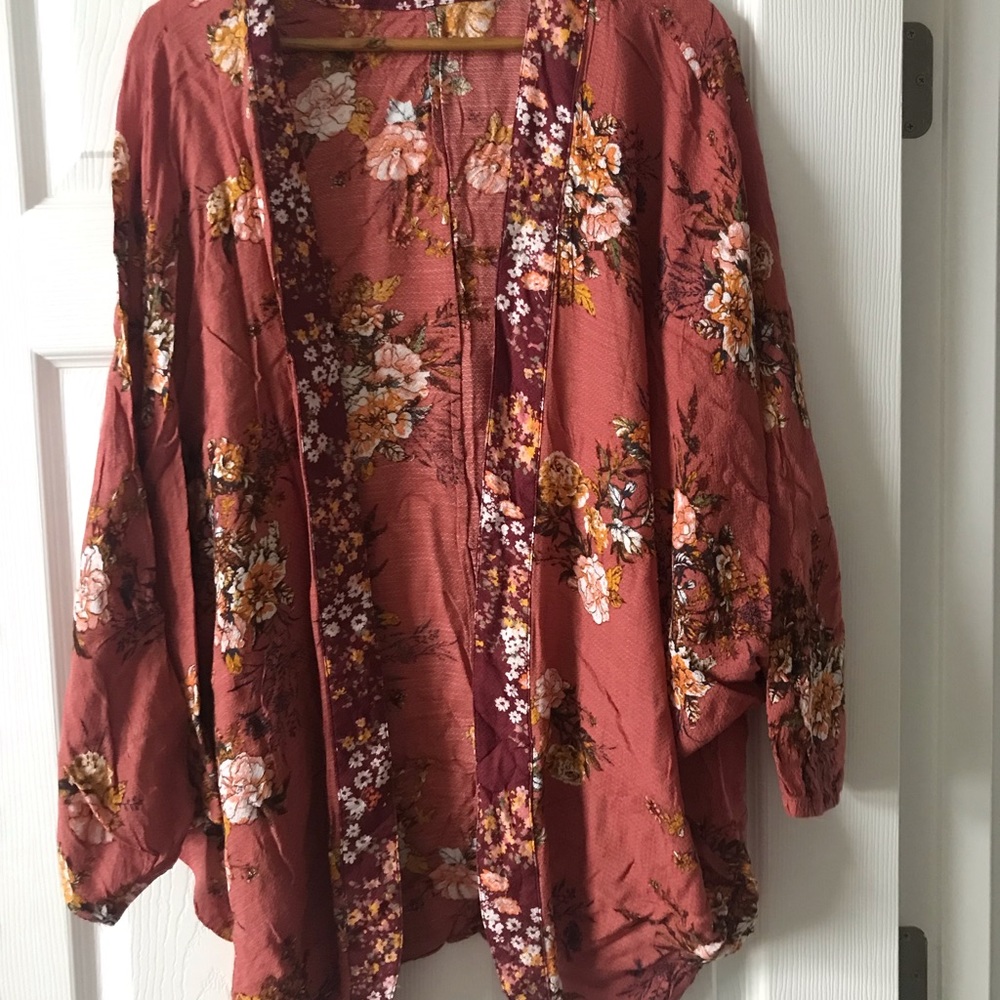 Floral kimono. Beautiful and lightweight, very comfy. Like new.
